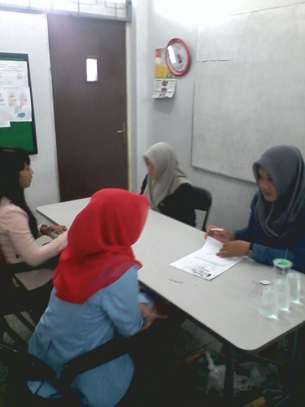 Tes wawancara tahap 1 Open Recruitment BEM FIK 2016/2017 (Gedung E lantai 2).