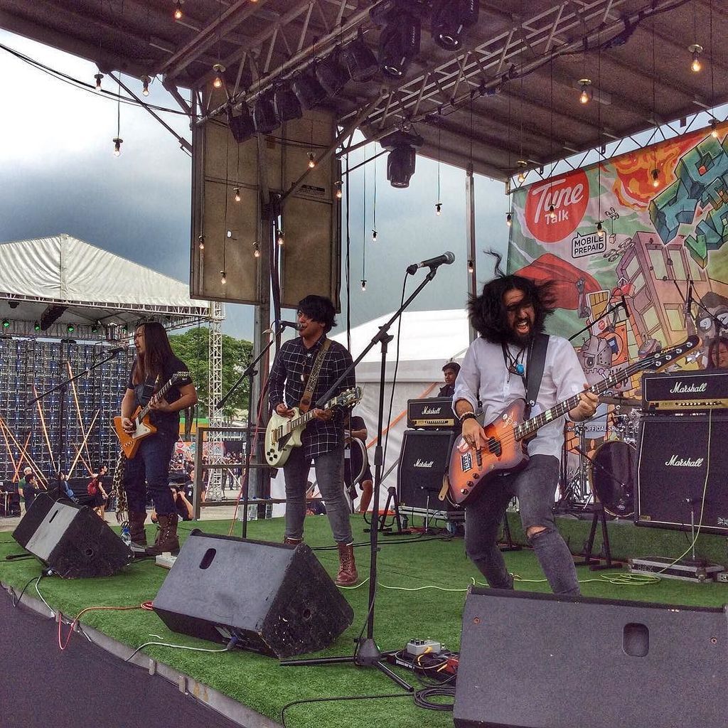 Jenn_Thompson's tweet photo. @temjinrocks rockin' the #IndieStage #RTW15 #TTxRTW15 @tunetalk #TaurusED @rocktheworldmy https://t.co/jJ1npAHuS2 https://t.co/ziNoJWRhOe
