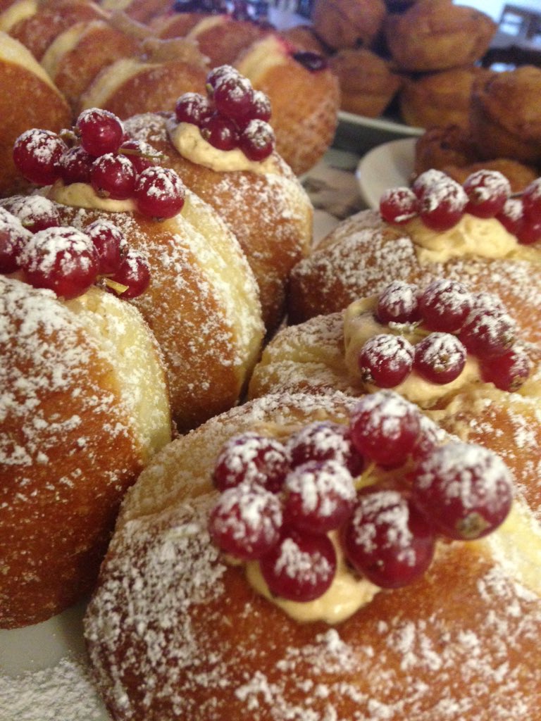 ArnoldHoeksma's tweet photo. Christmas doughnuts anyone? https://t.co/Ojc4T3w8Yr