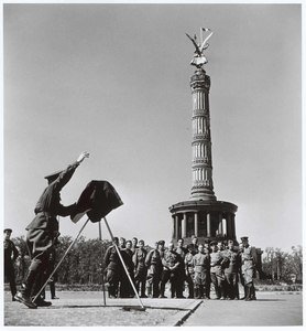 CappaRobert's tweet photo. Soldados rusos siendo fotografiados en Berlín. https://t.co/D15vRf0loN