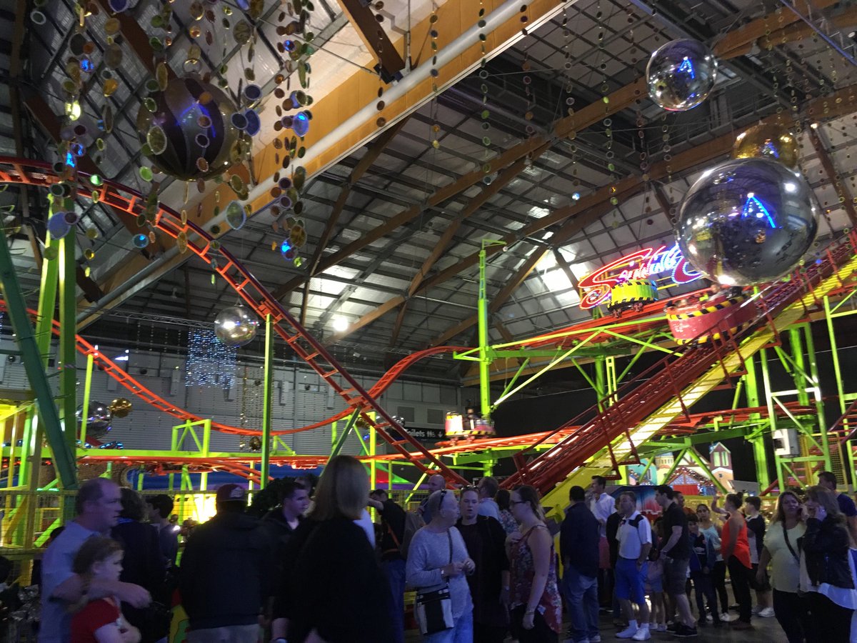 mummyk's tweet photo. Fun night at #santasmagicalkingdom https://t.co/cgfaIfiCnD