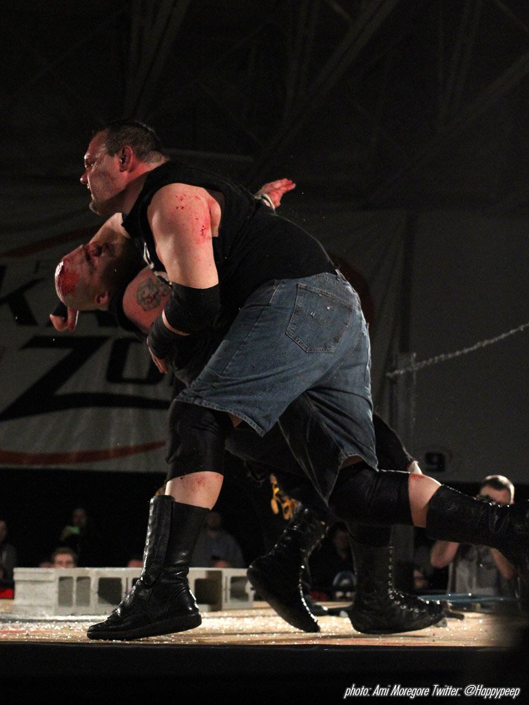happypeep's tweet photo. In the end, a barbed wire board was what Tremont used to win the Squared Circle of Sacrifice  @combatzone #RoadtoCOD https://t.co/gc8Mrkt5TP