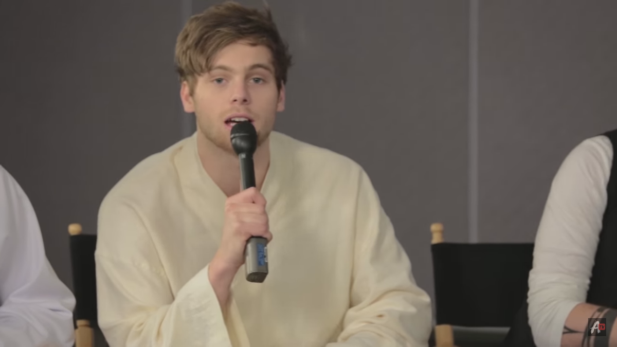 larryinpanem's tweet photo. luke alto presentador de televisión parecía mandando al juego basta #5SOSAwakens https://t.co/aN3w5xBIWE