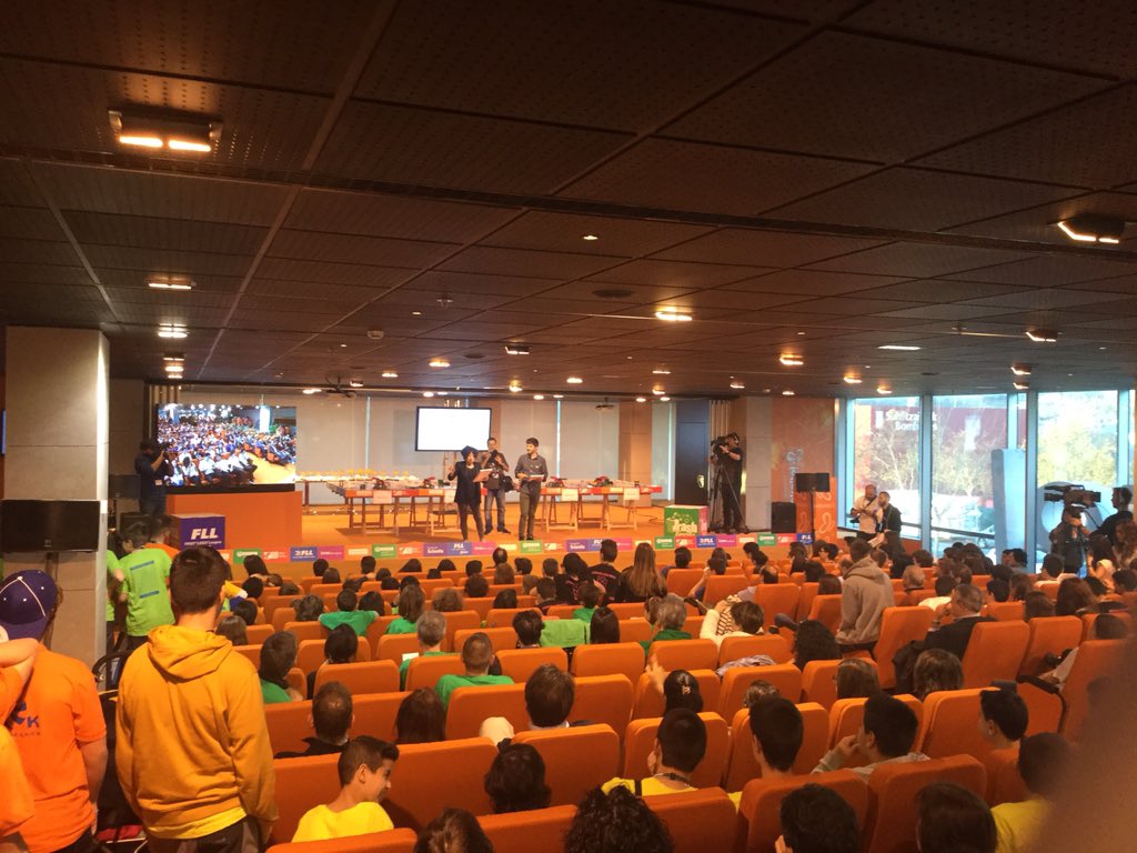 IrlandesasLeioa's tweet photo. Empieza el torneo FLL 2015!! 33 equipos de todo Euskadi. Aupa @roboteam01 !Aupa @hashtagfll ! https://t.co/IaT1QJepLl