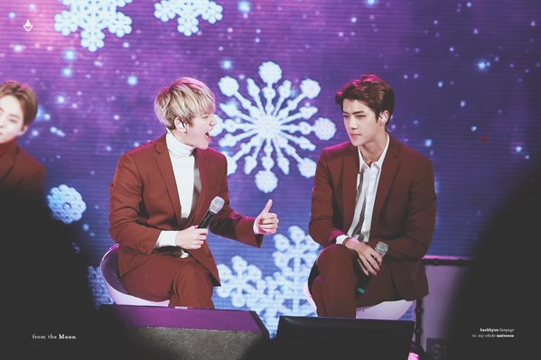 ttsrn1105's tweet photo. ชอบรูปนี้มาก ประมาณว่า
แบค : 'นายเจ๋งอยู่แล้ว สู้วววว'
เซฮุน : '....'
แบคฮยอนช่วยลบความประหม่าของน้อง มันน่ารักนะ https://t.co/k5jfehpnCt