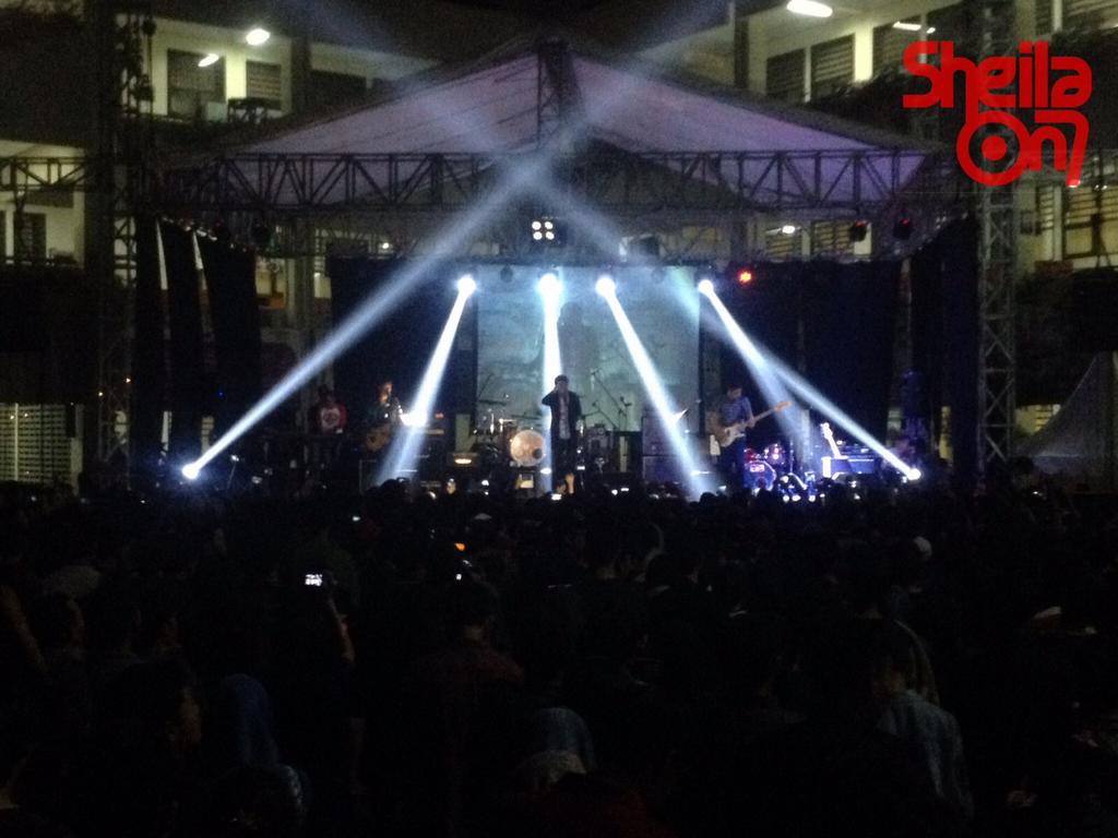 sheilaon7's tweet photo. On stage now #Np BUMBATA @sheilaon7 live in concert | SMAI AL - AZHAR Kelapa Gading present @alkafest2015 https://t.co/Hg2pO5IQzQ