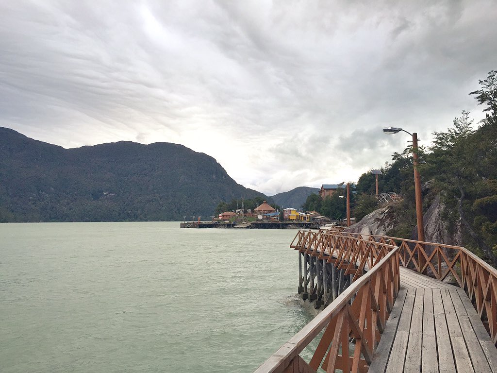FotoEscapada's tweet photo. ¿Un pueblo sin calles ni vehículos? Caleta Tortel, el pueblo de las pasarelas en Patagonia chilena #EscapadaAustral https://t.co/loxy88ciod