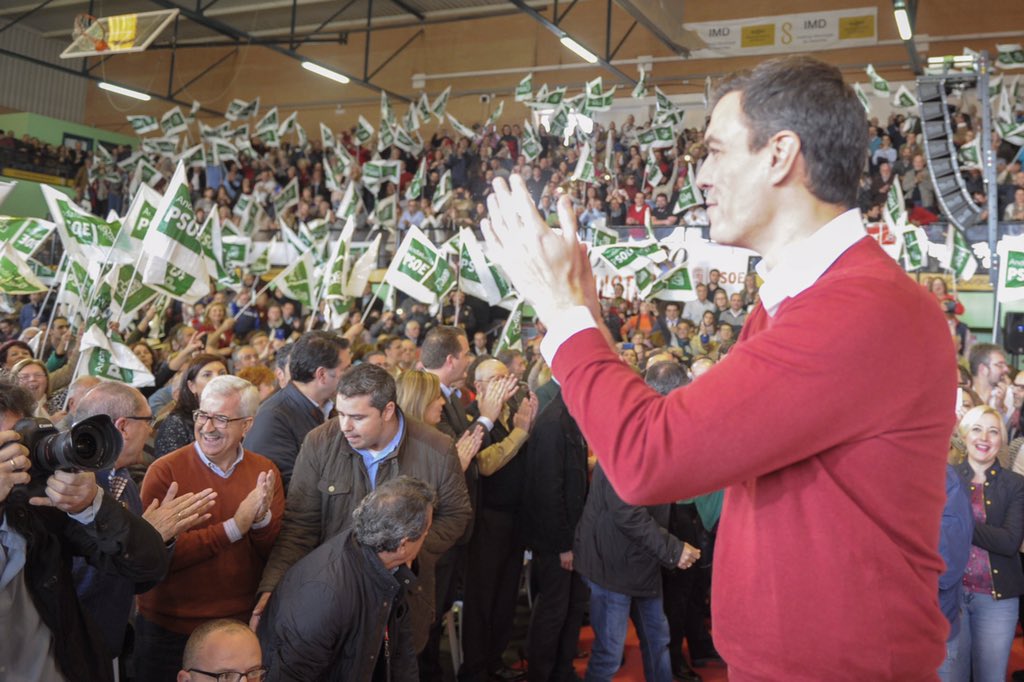 sanchezcastejon's tweet photo. ¡Gracias @_susanadiaz @JuanEspadasSVQ @nicadichiara @PradasTorres y toda Andalucía! ¡Gracias por vuestra energía! https://t.co/2XjZGYCfCM