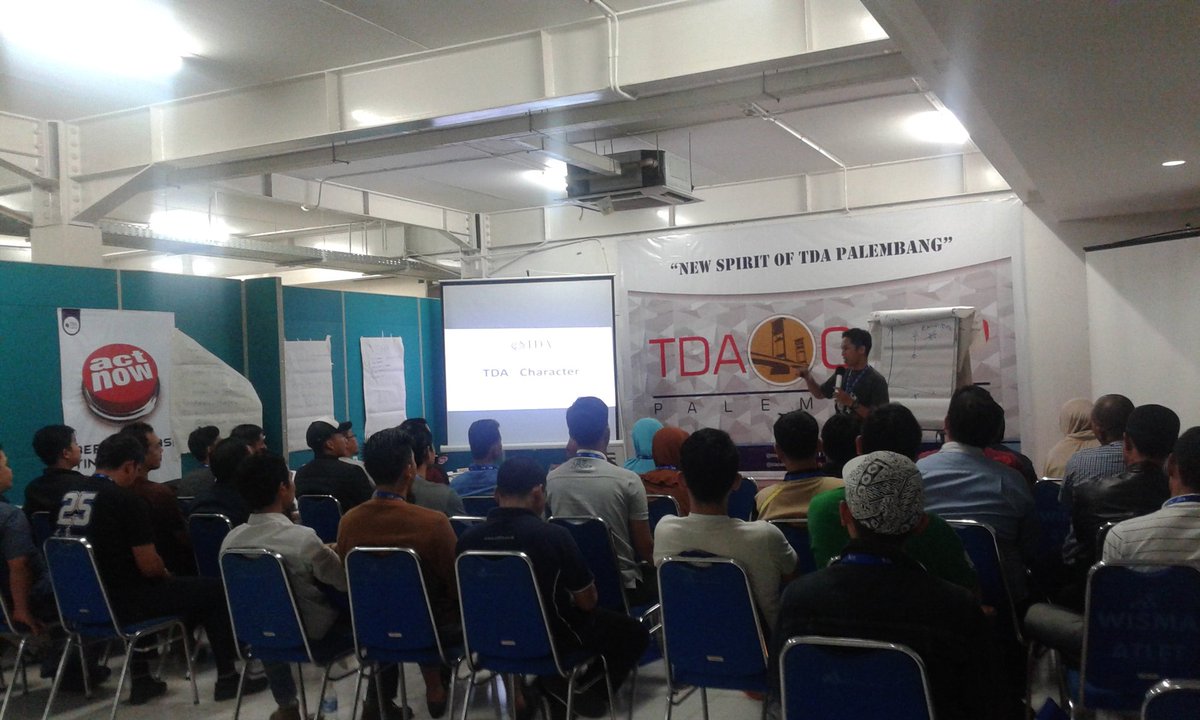 Sesi selanjutnya "TDA Character" dari bang Ferdian, Direktur Pelayanan Anggota <a href="/TanganDiAtas/">Komunitas Pengusaha Tangan Di Atas (TDA)</a>