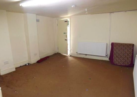 shit_houses's tweet photo. Basement dwelling :( https://t.co/1rB6jJDYy0 https://t.co/OOiZa4rXps