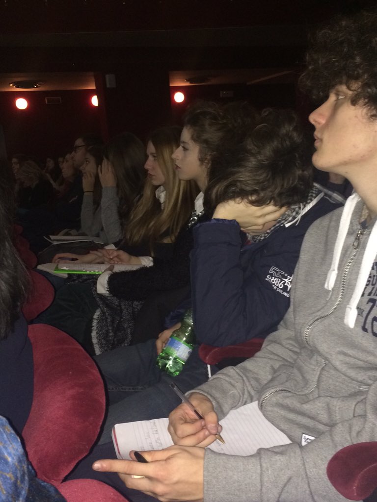 I giornalisti di <a href="/corriere/">Corriere della Sera</a>.it spiegano ai ragazzi che cos'è #Isis. In sala attenzione e ragazzi che prendono appunti