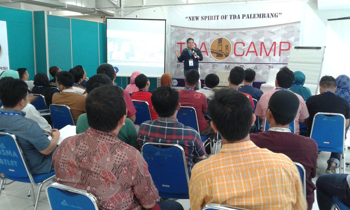Nyimak.. Materi leadership sesi ke - 2 dari coach <a href="/fauzirachmanto/">Fauzi Rachmanto</a> #TDACampPalembang