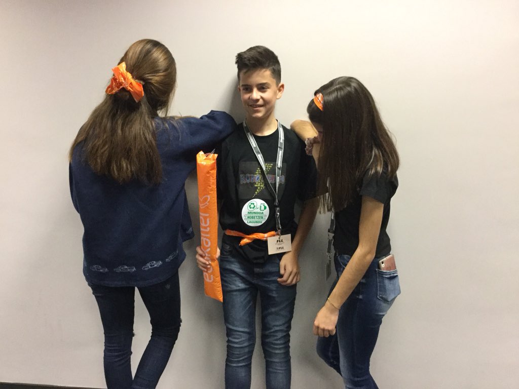 IrlandesasLeioa's tweet photo. @roboteam01 nuestros superhéroes reciclando en #FLLEuskadi https://t.co/zVHNa6yiDm