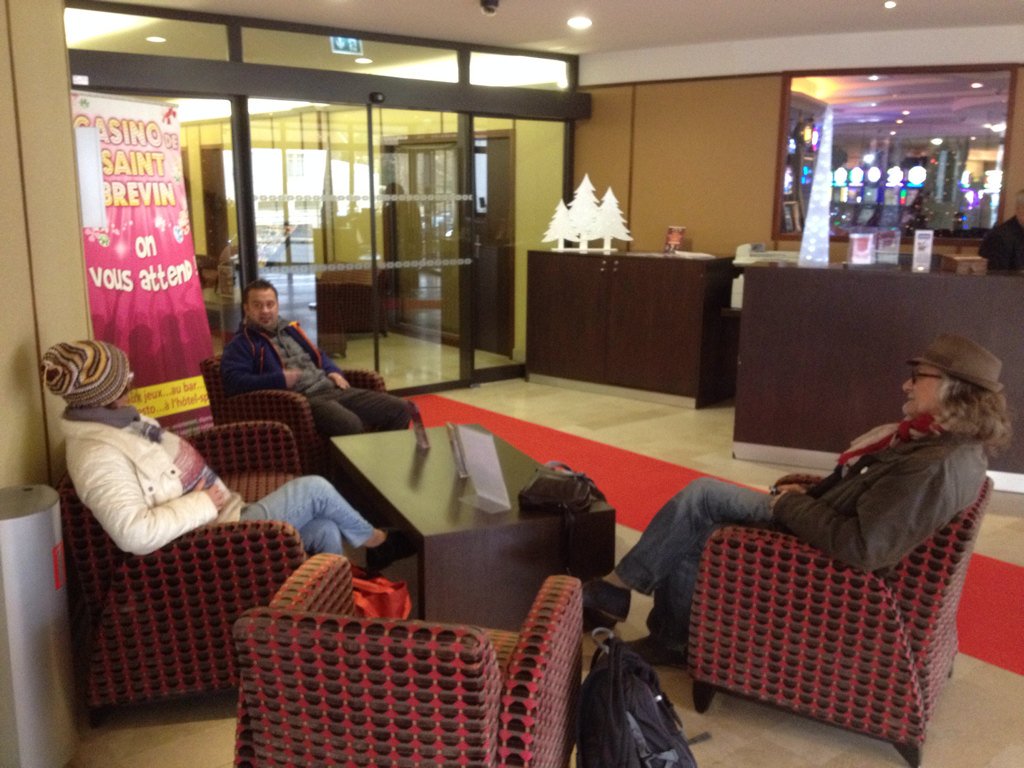 TNauleau's tweet photo. Les clowns en attente #clowns #regielumiere https://t.co/Wk8GXNySAw