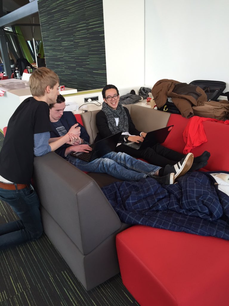 mobihackathon's tweet photo. Er wordt nog hard gesleuteld aan alle ideeën voor mobiliteit #mobihack https://t.co/1ExIJ49koC