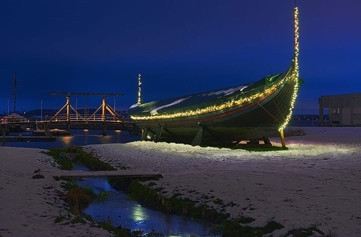 missmunter's tweet photo. Her er grunden til, at jeg smiler, når jeg runder havnen i december #julepyntgoneright #havhingsten 💙 #visitroskilde https://t.co/OwQYja2eFS