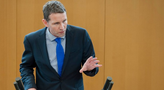 DLFNachrichten's tweet photo. .@AmadeuAntonio-Stiftung wirft Thüringer AfD-Chef Höcke Rassismus vor. #dlf24 https://t.co/fPrFjoDb2W https://t.co/9j4CXB8z7d