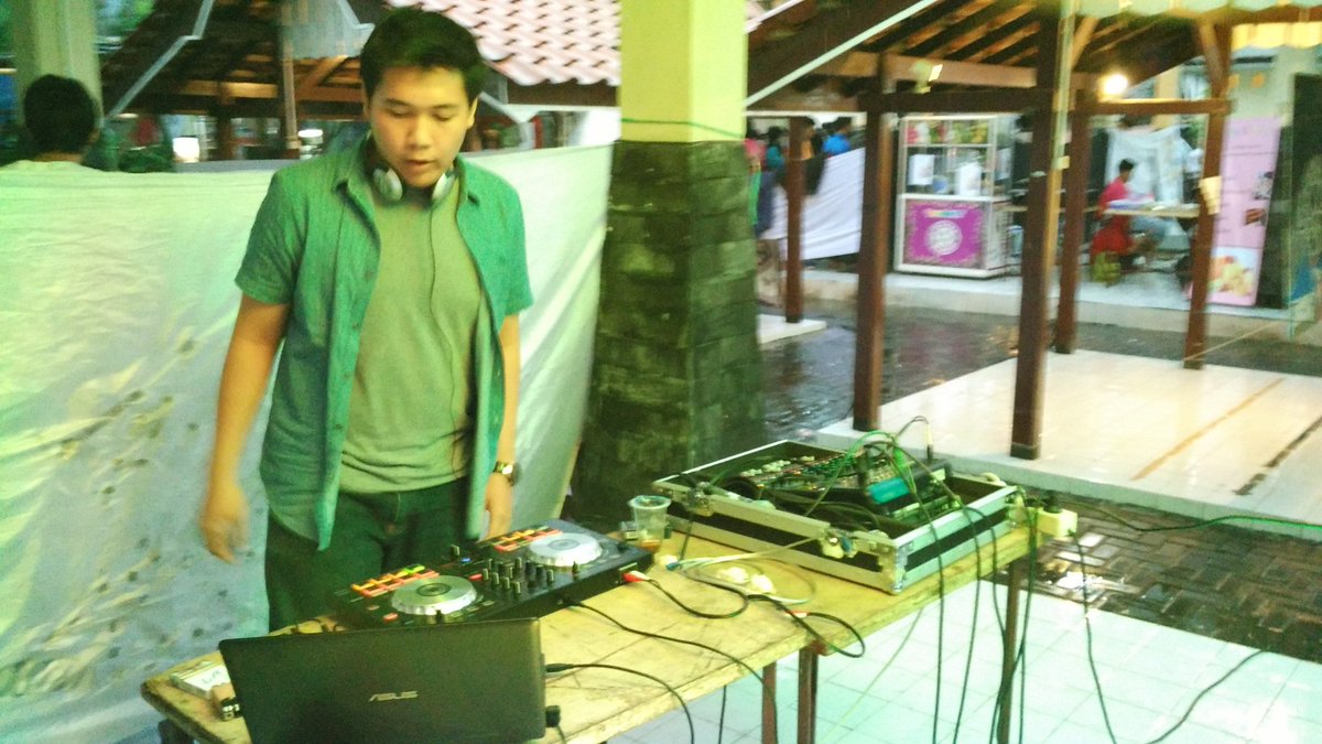 Ayo merapat! Beberapa performer dari <a href="/EDM_SMG/">EDM Semarang</a> lagi on stage di Plaza Pasar Ngasem, Jogja nih!