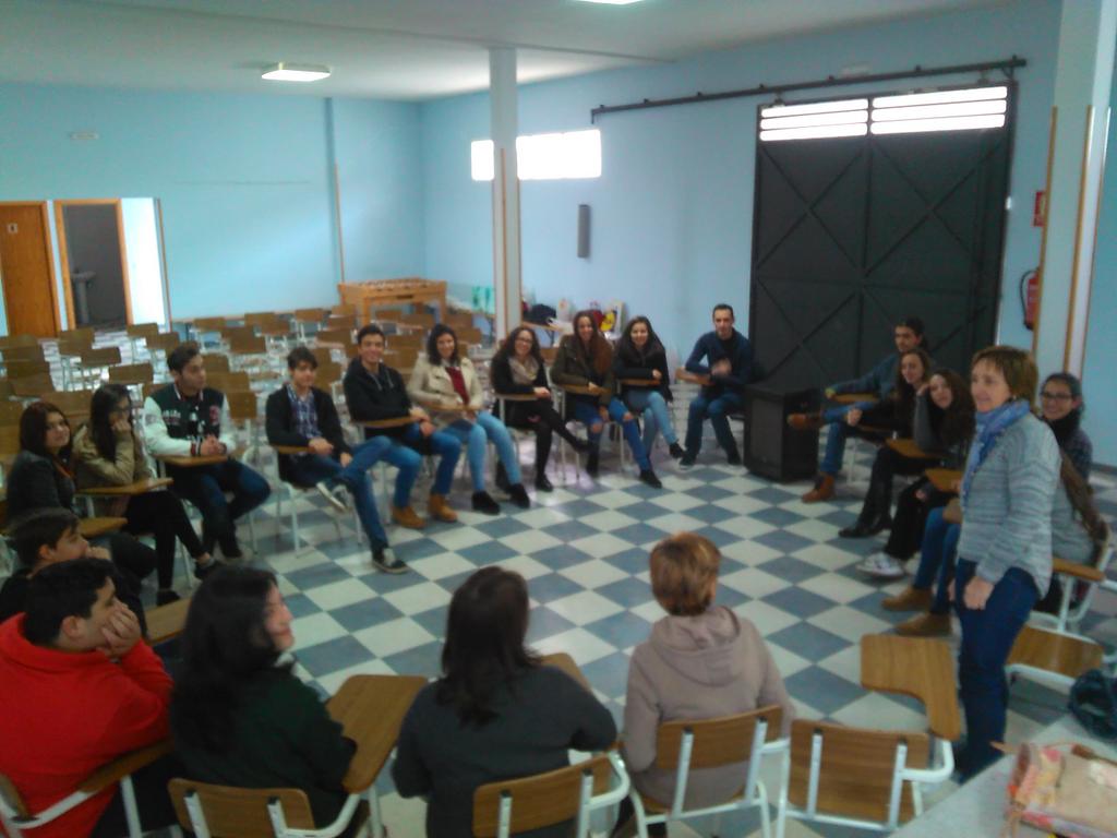Jóvenes de la diócesis de plasencia se reúnen para celebrar el encuentro de navidad.