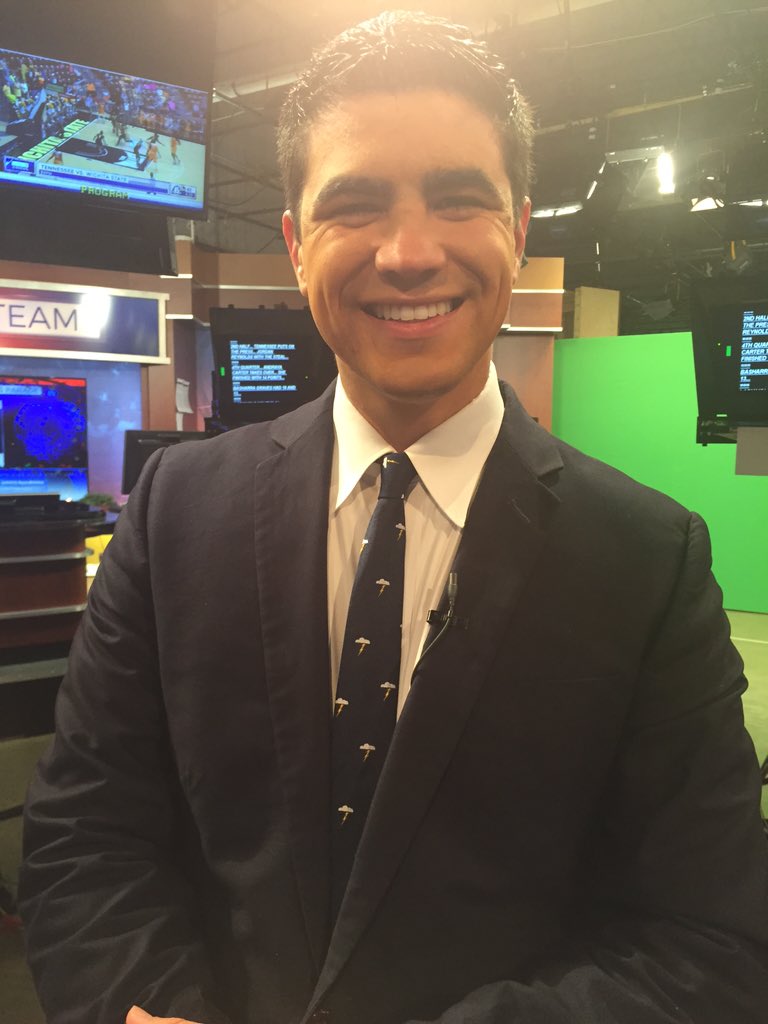 KristenPalmerTV's tweet photo. Look at @WATEBeesley tie! Clouds and thunder! 🌩 #TheBeez https://t.co/myxlP4HGFx