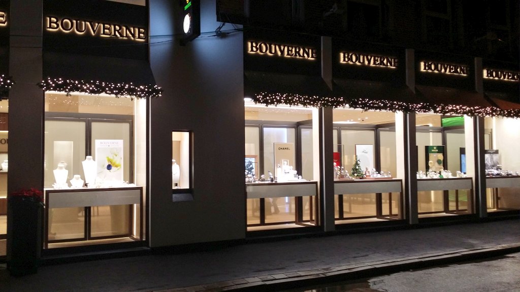 MyGlamourMag's tweet photo. #juwelery Bouverne reopens, new #Luxury shop is very impressive #juwelier #LuxuryGift #rolex #Cartier #Gent 💎 https://t.co/4LXucHKNgu