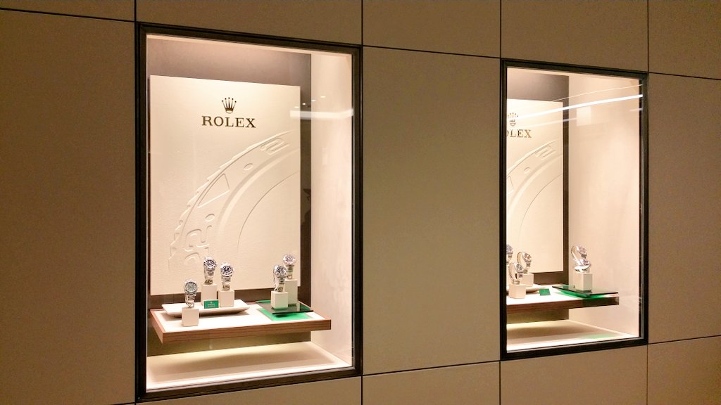 MyGlamourMag's tweet photo. #juwelery Bouverne reopens, new #Luxury shop is very impressive #juwelier #LuxuryGift #rolex #Cartier #Gent 💎 https://t.co/4LXucHKNgu