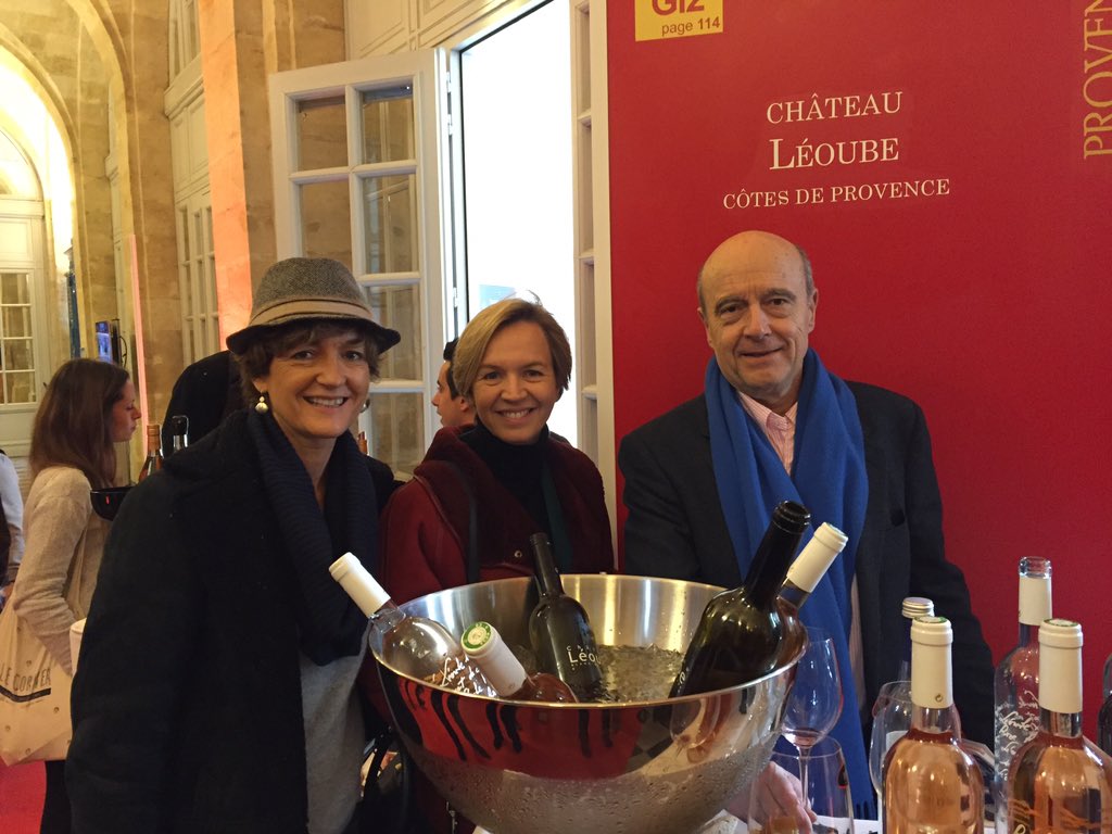 #bordeauxtasting <a href="/alainjuppe/">Alain Juppé</a> maire de #bordeaux avec son épouse sur le stand #leoube <a href="/TerredeVins/">Terre de Vins</a> 💕