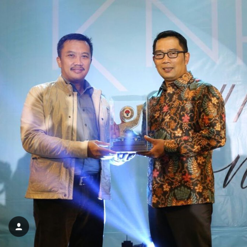 ridwankamil's tweet photo. Kemarin Bandung mendapat predikat Indonesia City of Youth dr kemenpora, utk ragam program &amp; infrastruktur kepemudaan https://t.co/WMBIevlRbx