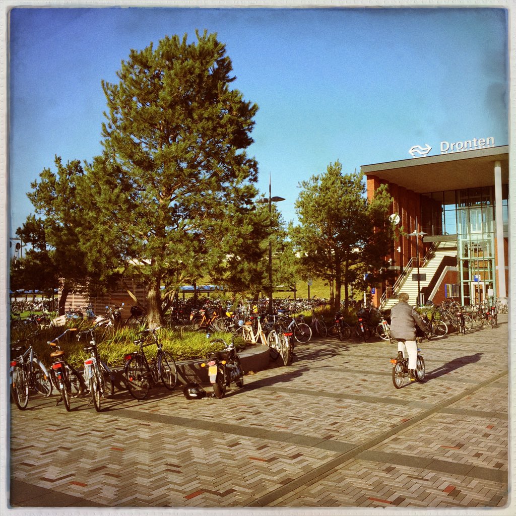 Nieuwe stalling nog niet nodig. Reizigers kunnen hun fiets nog steeds kwijt. Leve eigen initiatief!