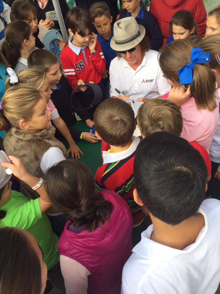OsoBogey's tweet photo. Los peques de @EscuelaGolfMAJ haciéndose fotos con MAJ y yo también jejeje #pequecircuito @RFGA_Golf que emoción!! https://t.co/yrKEn169LI