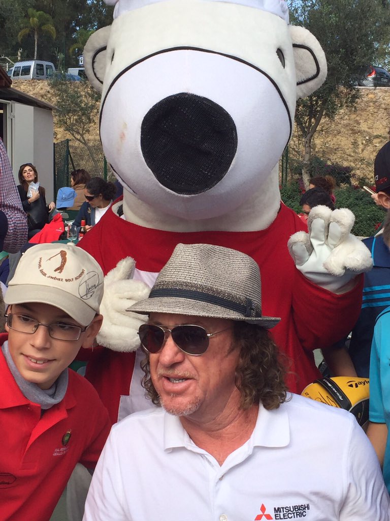 OsoBogey's tweet photo. Los peques de @EscuelaGolfMAJ haciéndose fotos con MAJ y yo también jejeje #pequecircuito @RFGA_Golf que emoción!! https://t.co/yrKEn169LI