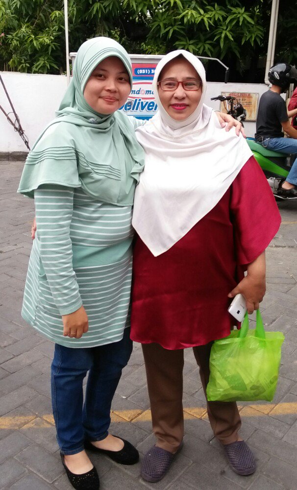 PuputAlfa's tweet photo. Seneng bgt bs ktm umi @HanifahIrsyad hri ini, smg lain wkt bs ktm brg dgn oma @rahmani_tuti jg,,,#abaikanperutqt  😆😆 https://t.co/Bk81evJRBL