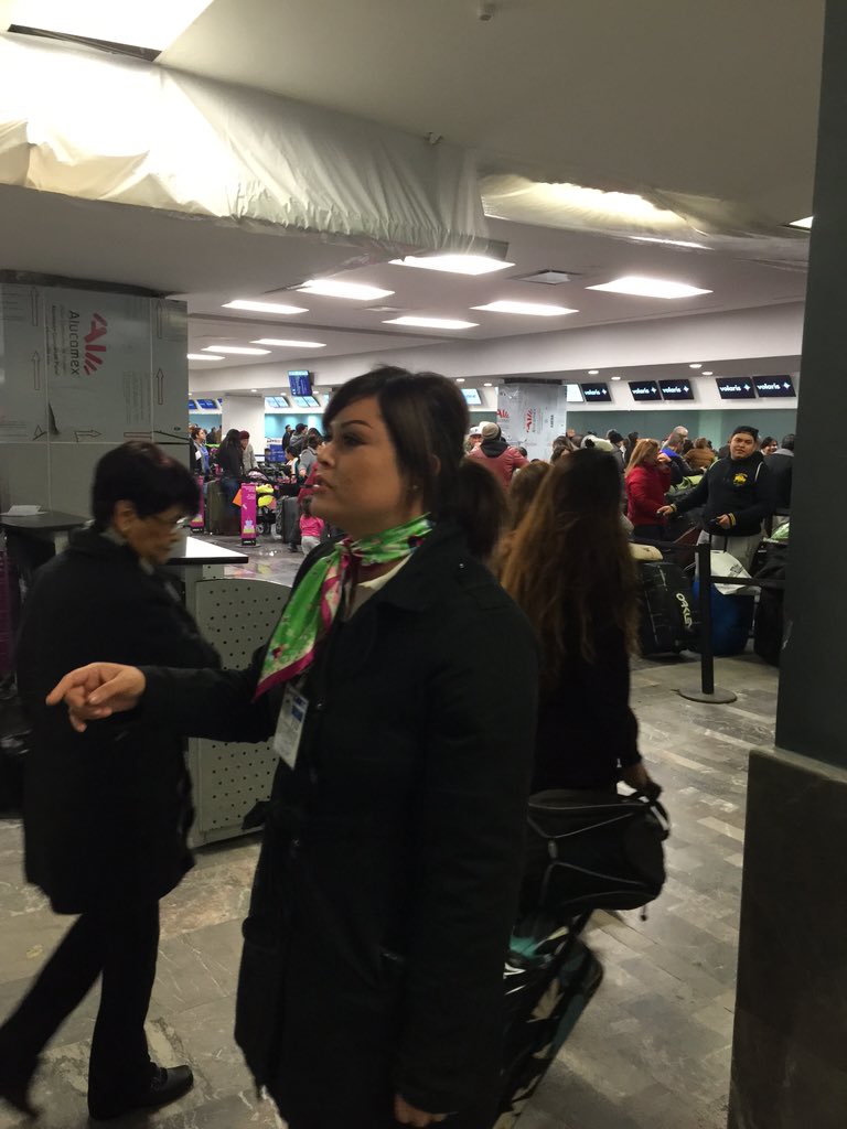 lipeir's tweet photo. Pesimo servicio y muy mala logística para documentar!! Oficialmente la peor aerolinea @viajaVolaris #volarisfail https://t.co/0y6YPDeCgP