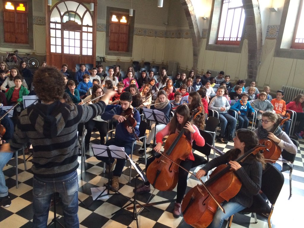mariaillacosta's tweet photo. Avui Petits Cantors, Cor Allegro i Orquestra Cambra @amicsunio, assajant Nadal 2000, els dirigeix @LluisPCansell :) https://t.co/Q0493ahZds