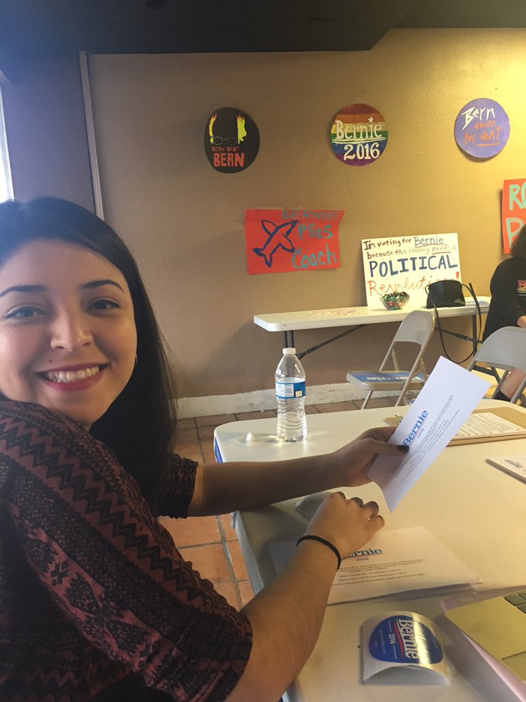 TexasVegetarian's tweet photo. Getting #BernieHQ ready! @texansforbernie @FeelinThatBern @BigHeadSports you'd love it here. :p https://t.co/KkRvyCdlkU