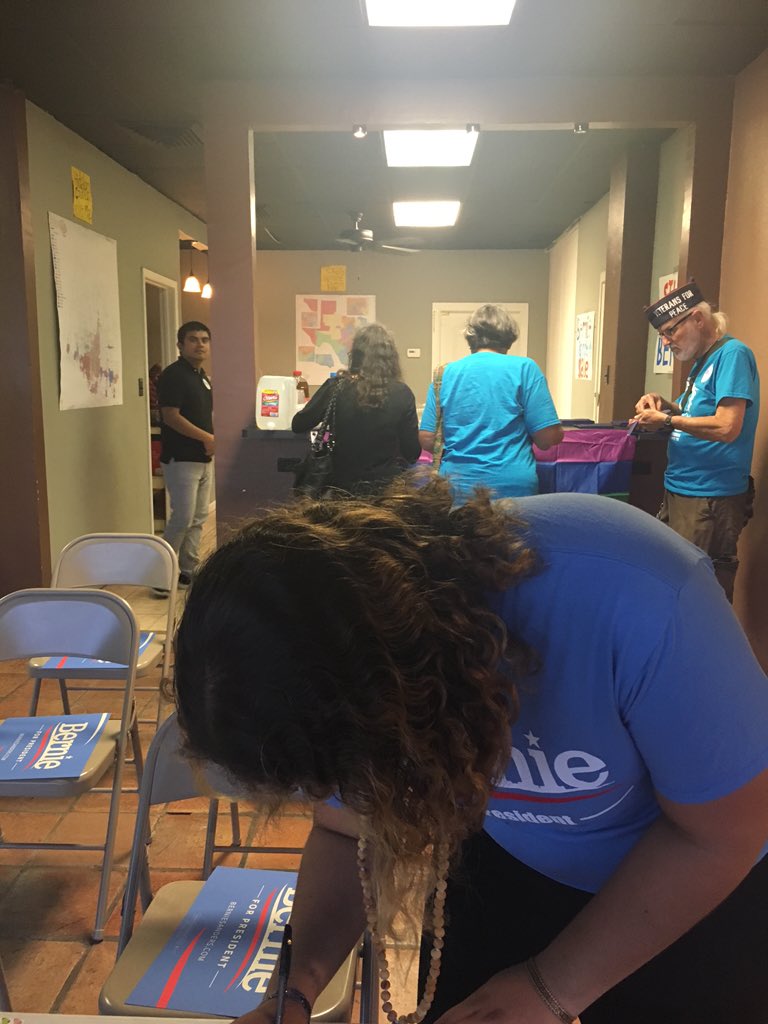 TexasVegetarian's tweet photo. Getting #BernieHQ ready! @texansforbernie @FeelinThatBern @BigHeadSports you'd love it here. :p https://t.co/KkRvyCdlkU