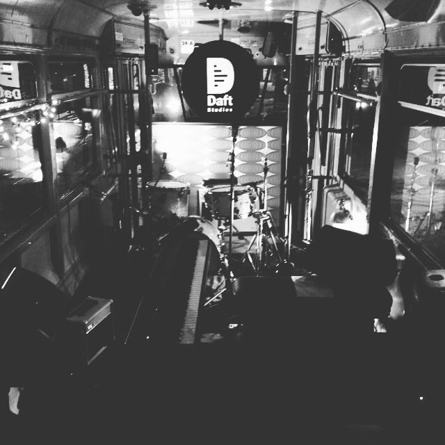 Streetcar-session <a href="/DaftStudios/">Stijn Verdonckt</a> <a href="/Glimpsgent/">Glimps</a>