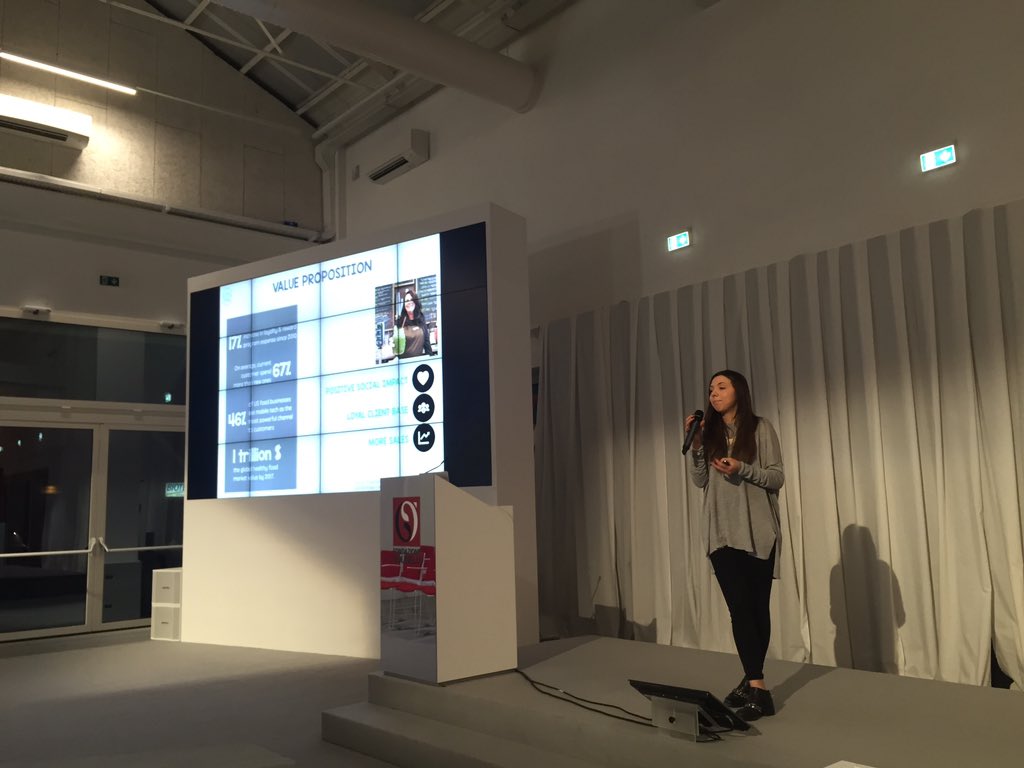 SWBologna's tweet photo. @ClaireCecchini parla di #Featapp (come convertire attività fisica in buoni sconto) #swbo2015 https://t.co/ad9qT0upe5