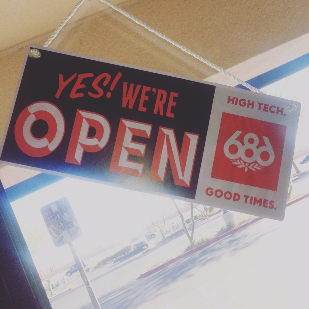 powderandsunlv's tweet photo. With all the fresh snow hitting the mountains it's time to come in for some new gear, clothes, and a wax/tune. https://t.co/4IgMH3EUdu