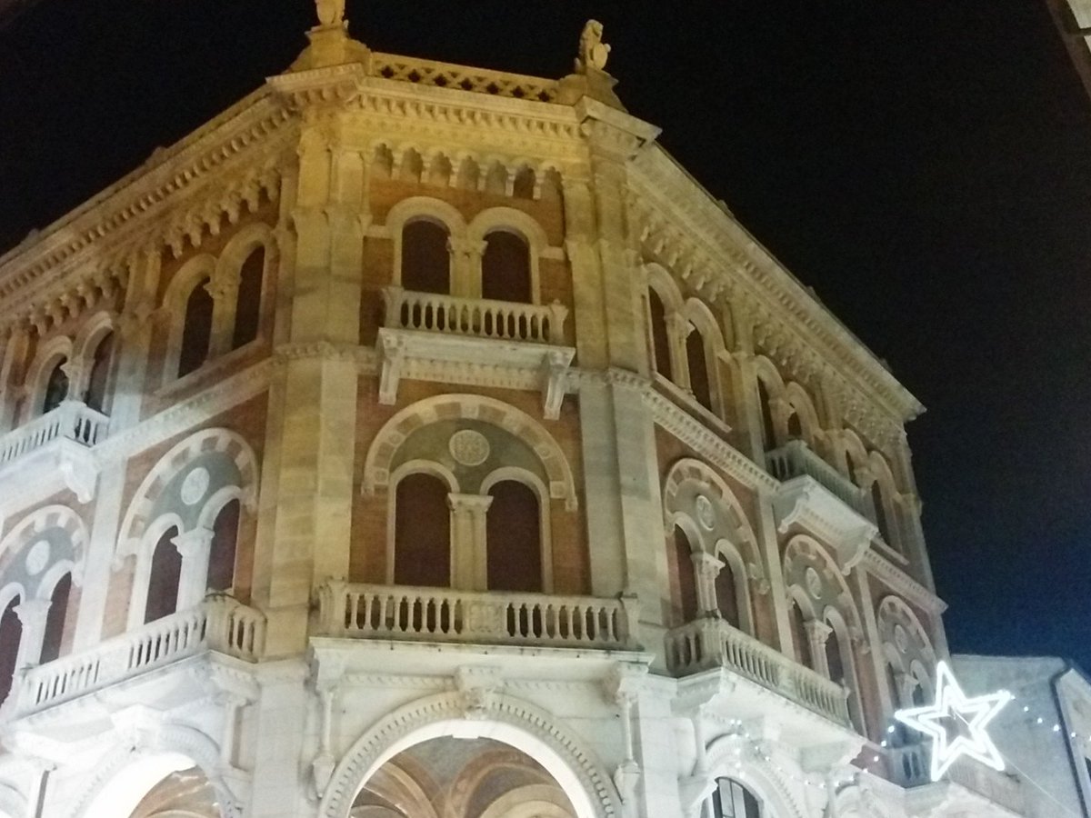 MaisonLab's tweet photo. Il palazzo accanto a quello della ragione di Padova un tempo era un carcere, il progetto dell'arch. Camillo Boito https://t.co/l5rXs21qQ7