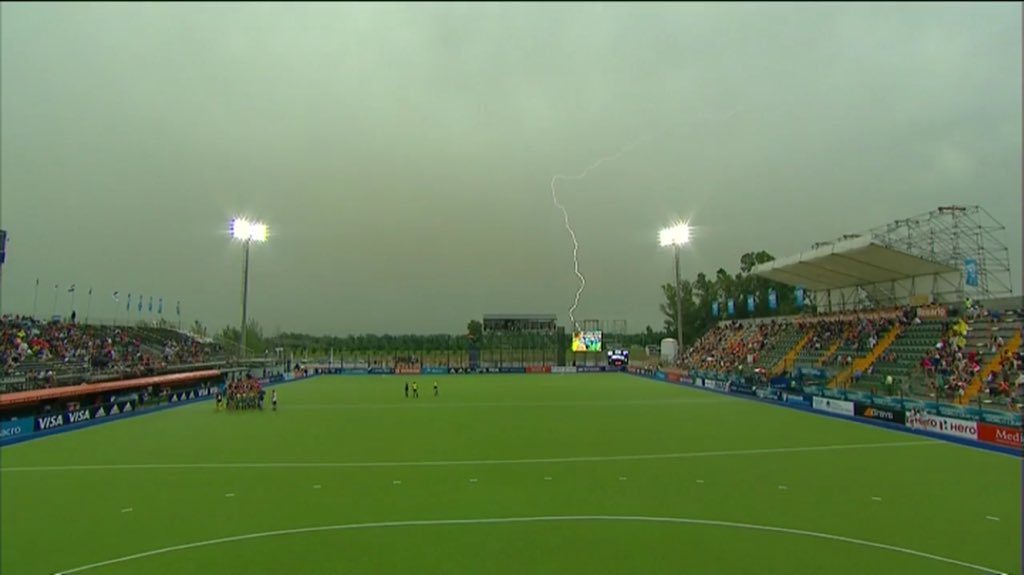 oranjehockey's tweet photo. Vanwege onweer in Rosario wordt wedstrijd gestaakt. #HWL2015 @Hockeyroos. #nog11.35min https://t.co/S3AWHyThvi