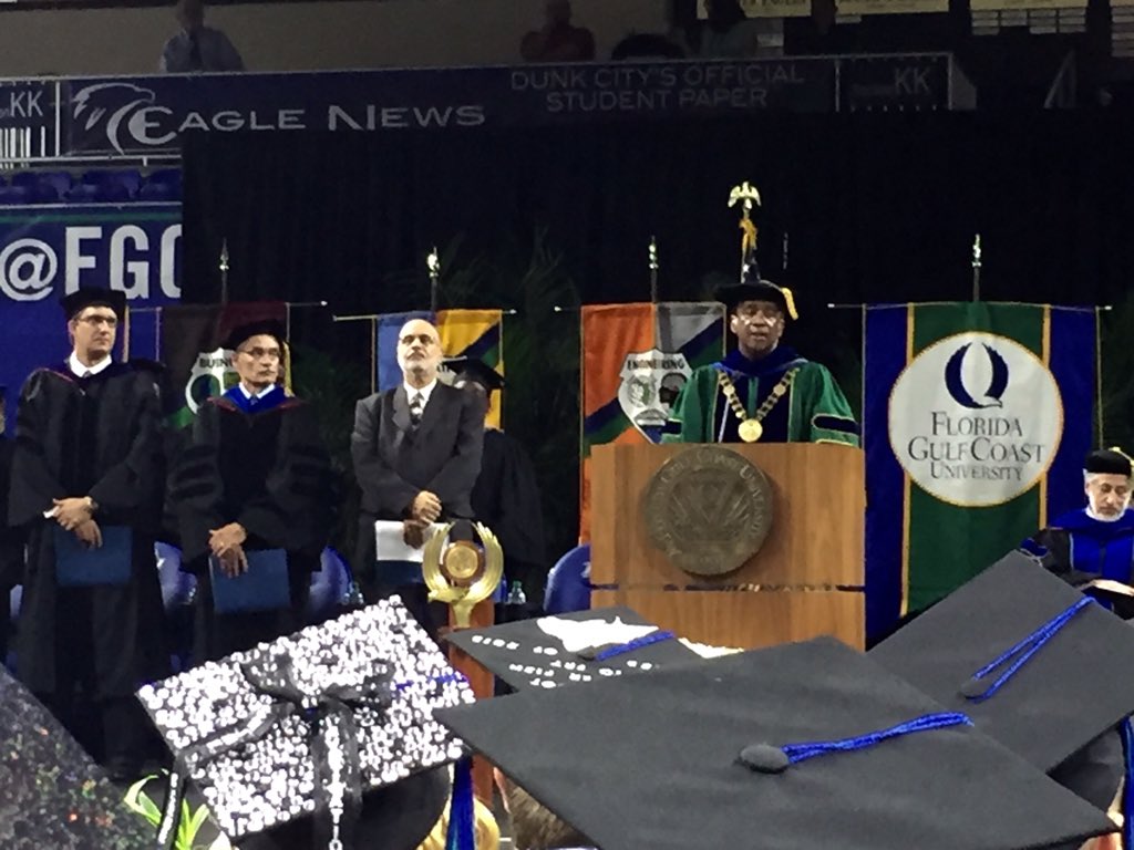 osantiagotorres's tweet photo. It begins! @ndn #2015graduation #journo https://t.co/bjFs48Ypod