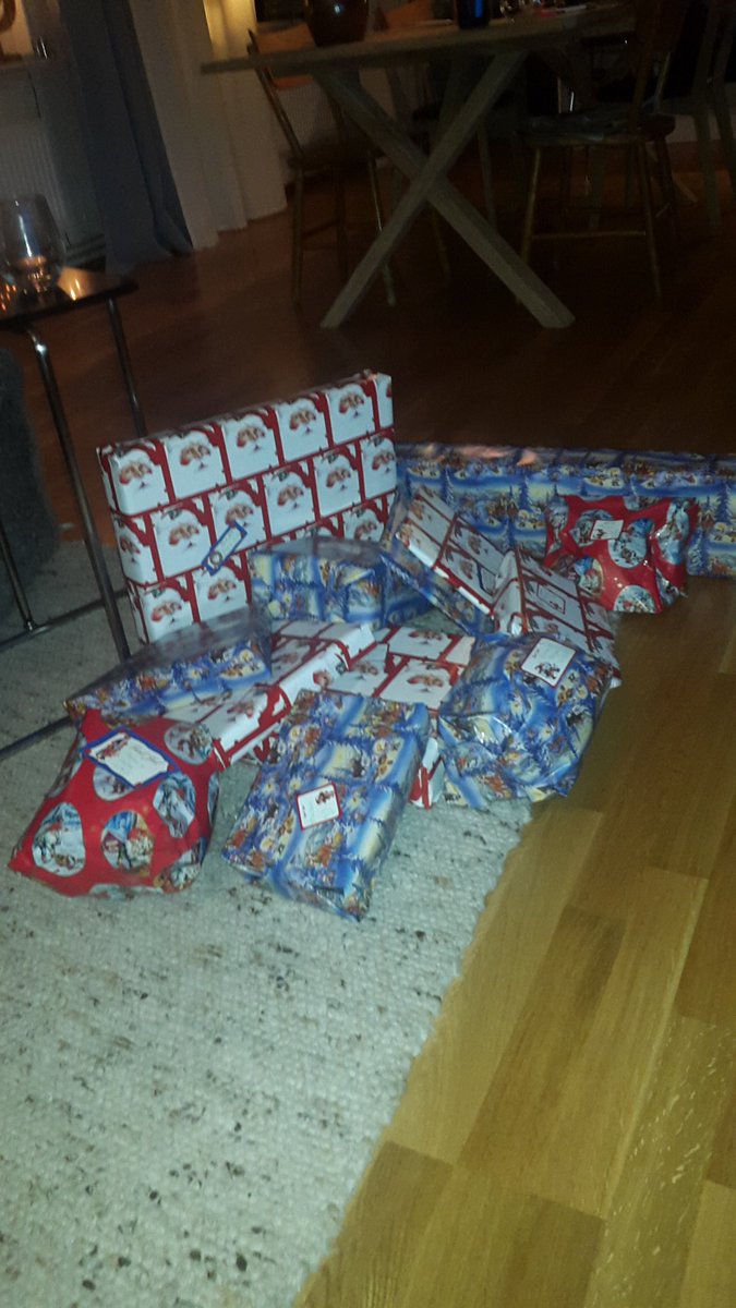 dr_swintos's tweet photo. Gör några barn glada i jul.Skänk paket till scandic så ger dom till familjer med små resurser.Vi gör det.#scandic https://t.co/wPaAOT3cqQ