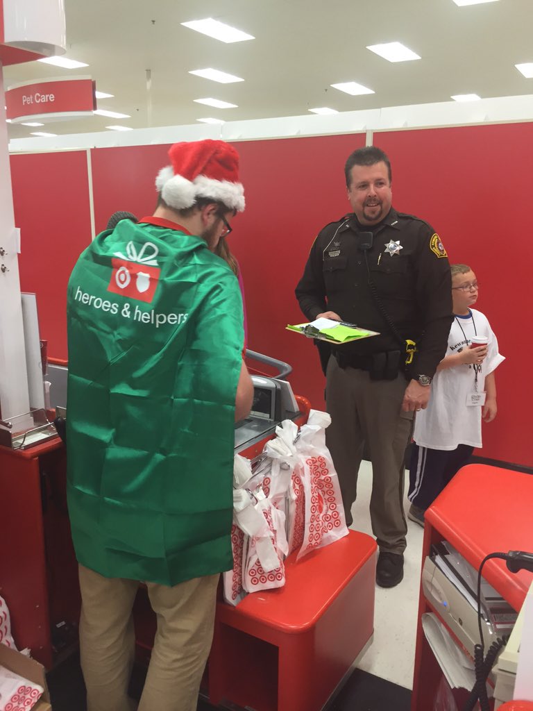 Mae_Richter's tweet photo. Shop with a Cop was a huge success today! #G196GivesBack @presidentmerv @jamielwaters @ShaneKindred https://t.co/b1257ZcOxo