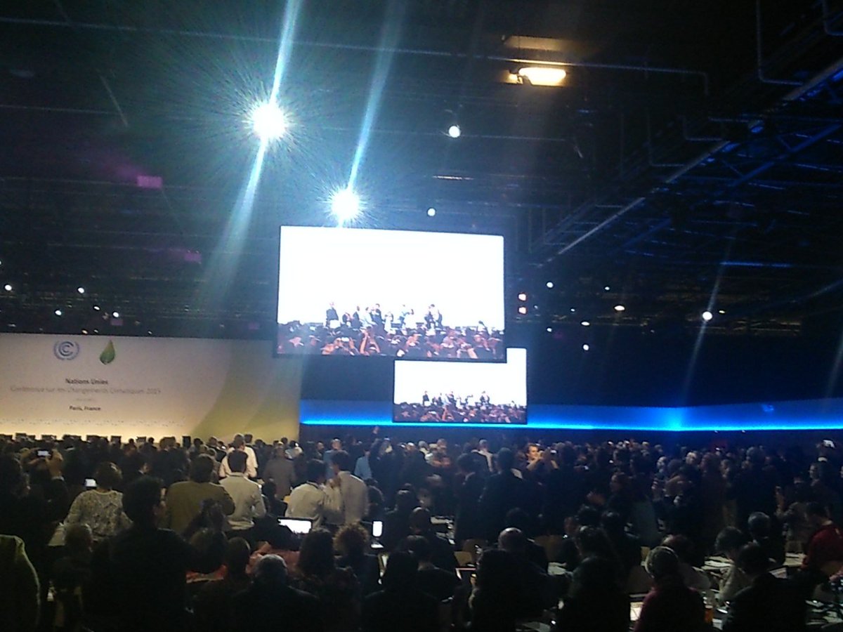 sofia0nadir's tweet photo. #COP21 finalement// accord climat validé. Félicitations pour notre planète ! https://t.co/9sSFERrEt8
