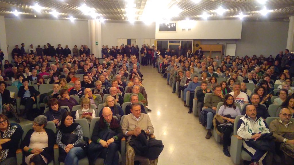 roberto_cota's tweet photo. #Torino.Convegno #immigrazione.Dal polo nord al polo sud ognuno deve pretendere rispetto da chi arriva come ospite. https://t.co/36zvnCYEEj