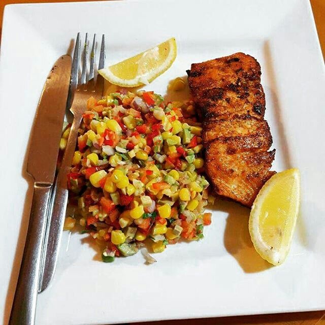 healthyudxb's tweet photo. Salmon with corn pepper and salsa salad. 
cal 530 protein 29g carbs 27g Fat 20g 👌
All of our food is cooked fresh ❤ https://t.co/cm9RCn2ELE