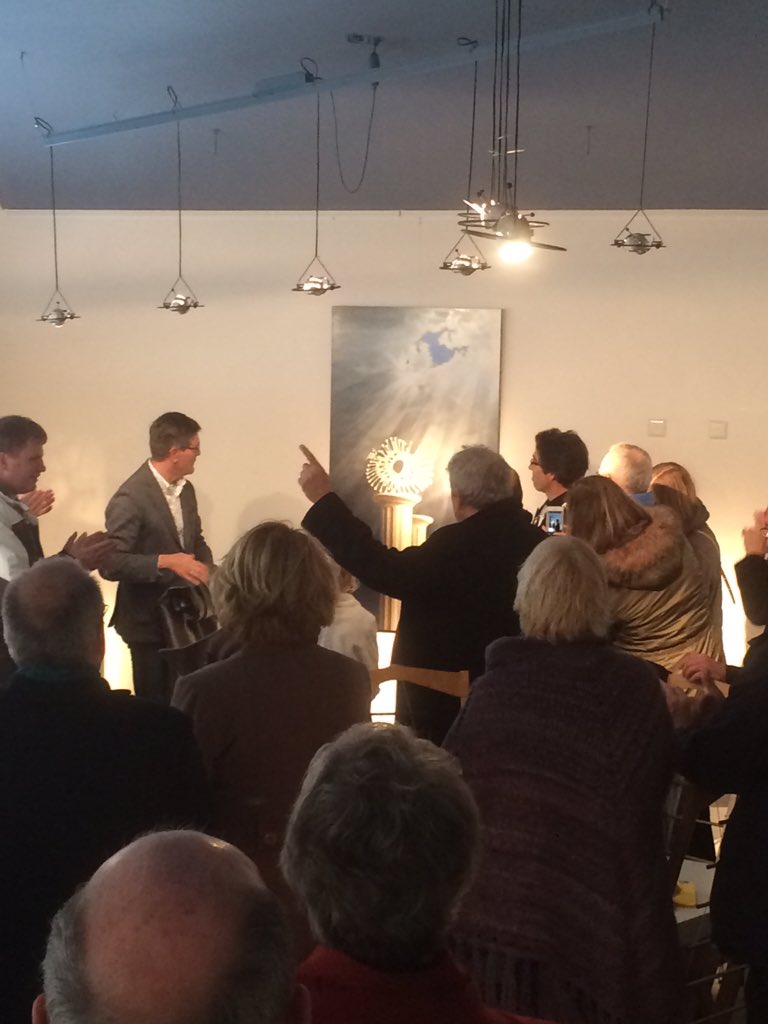 LavinjaSdJ's tweet photo. Onthulling van een prachtig schilderij van de moderne zilverkunst tijdens de Nacht van het Zilver #Schoonhoven. https://t.co/YkfmMzRWNg