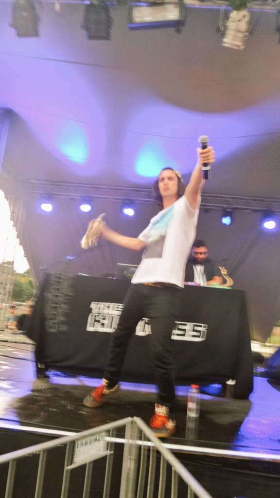 MickOwen_'s tweet photo. What a banger of the day jamming in the rain with 1 of da best SA acts @TheKiffness #umhlanga #musicfeast #livemeup https://t.co/DLr1HmmPK8