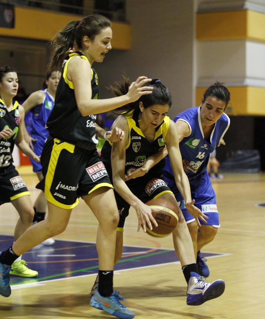 MovistarEstu's tweet photo. Algunas imágenes de la primera victoria de la Tarde de Basket.  #LF2 69-58 #EstuLIVE https://t.co/eQUMtF6voX